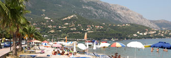 Het strand van Ipsos op Corfu