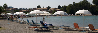 Het kiezelstrand van Gouvia op Corfu